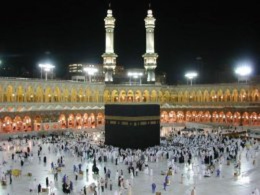 Suudi Arabistan umre vergisini yeniden uygulamaya aldı