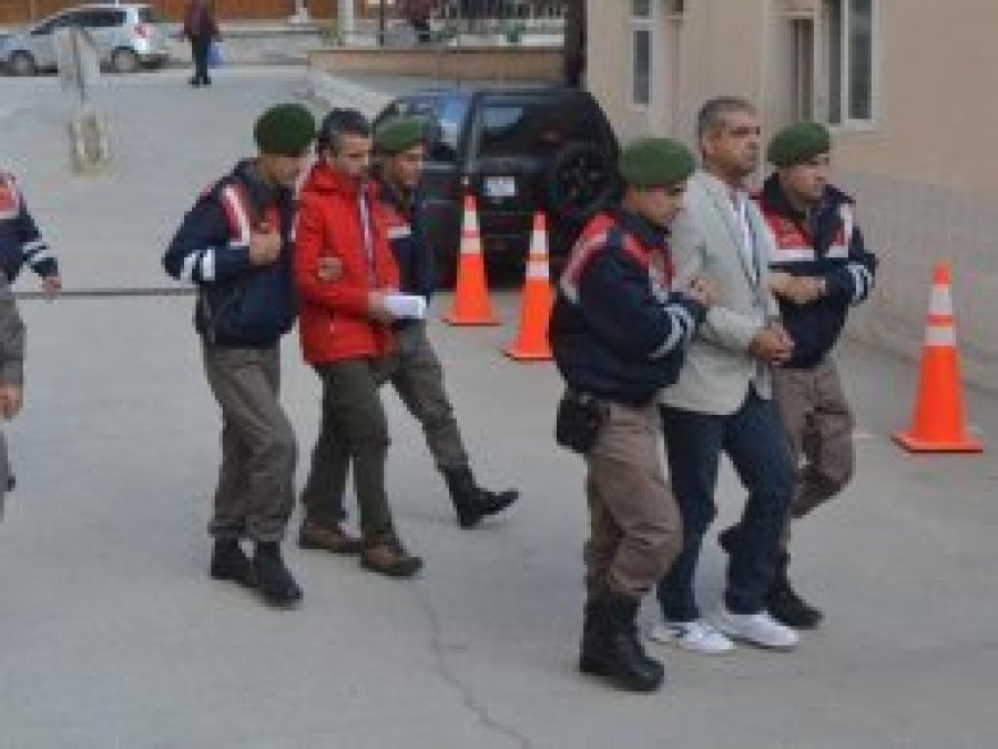 Eski emniyet müdürü ve kardeşi Yunanistan'a kaçarken yakalandı