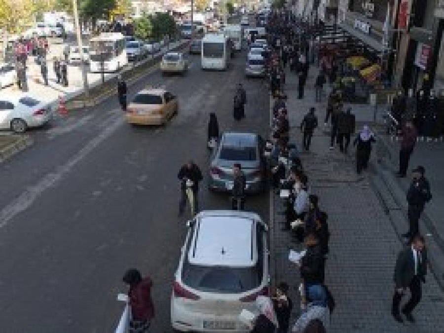 Muş'ta 9 bin öğrenciyle kaldırımda kitap okuma etkinliği