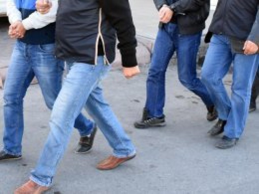 İzmir'de FETÖ operasyonu: 47 gözaltı