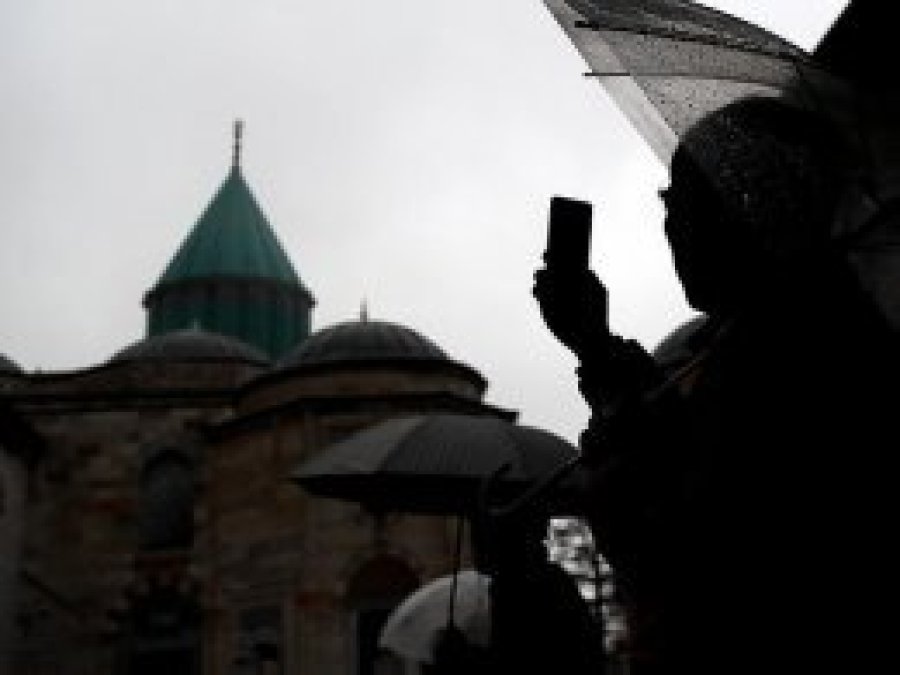 'Mevlana kebapçısı var felsefesini bilen yok'