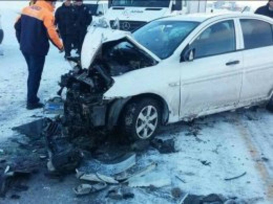 Otomobil ile minibüsün çarpıştı: 6 yaralı 