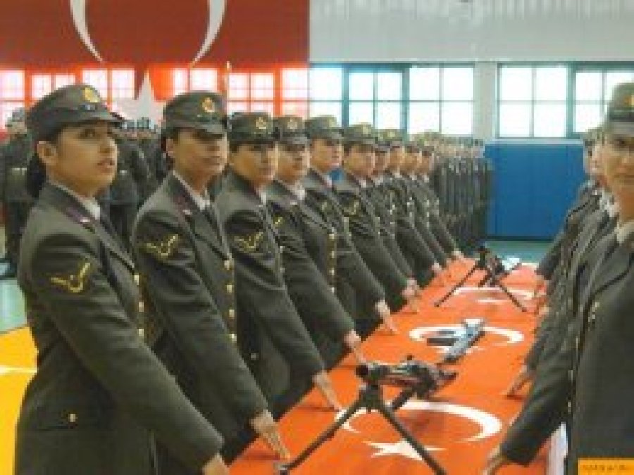 Kadın subaylar başörtüsü takabilecek