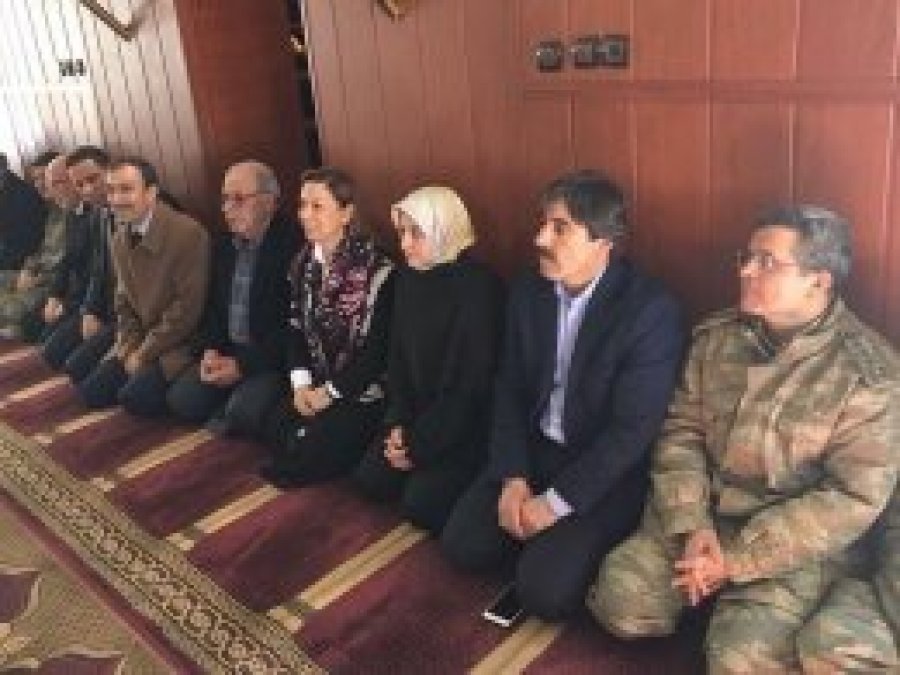 Cami adabına uymayan milletvekiline tepki