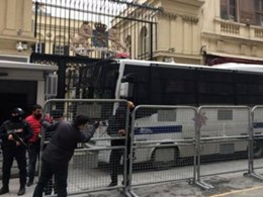 Hollanda elçiliğine giriş-çıkışlar kapatıldı