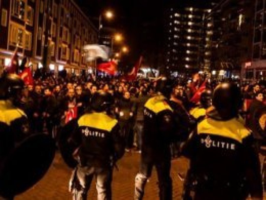 Hollanda polisi: Yaralılar var