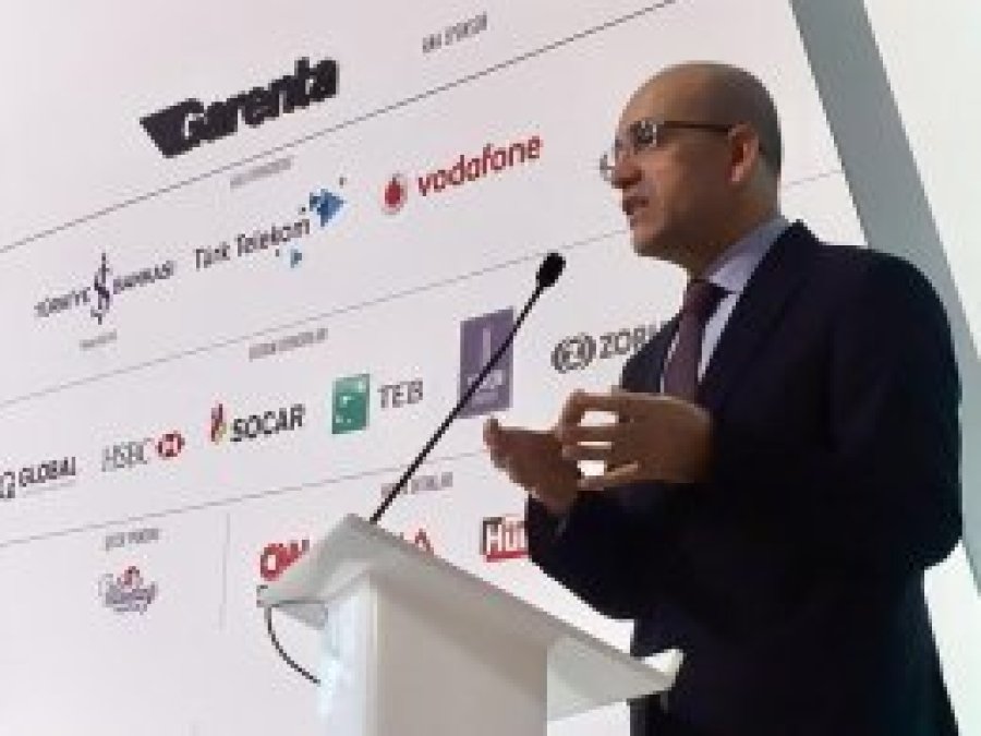 'Dünyada liberal demokrasiler can çekişiyor'