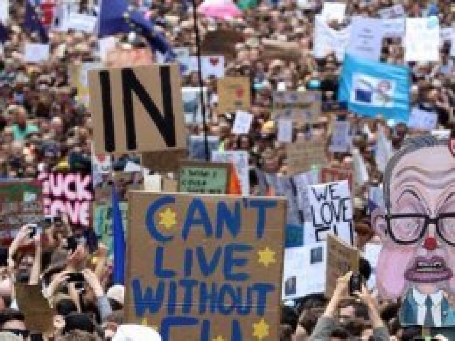 Brexit karşıtları Londra'da yürüdü 