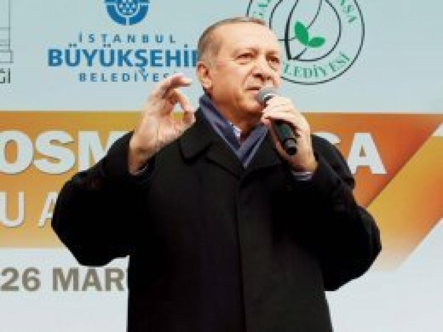 'Camilere gamalı haç işareti çizen siz değil misiniz?'