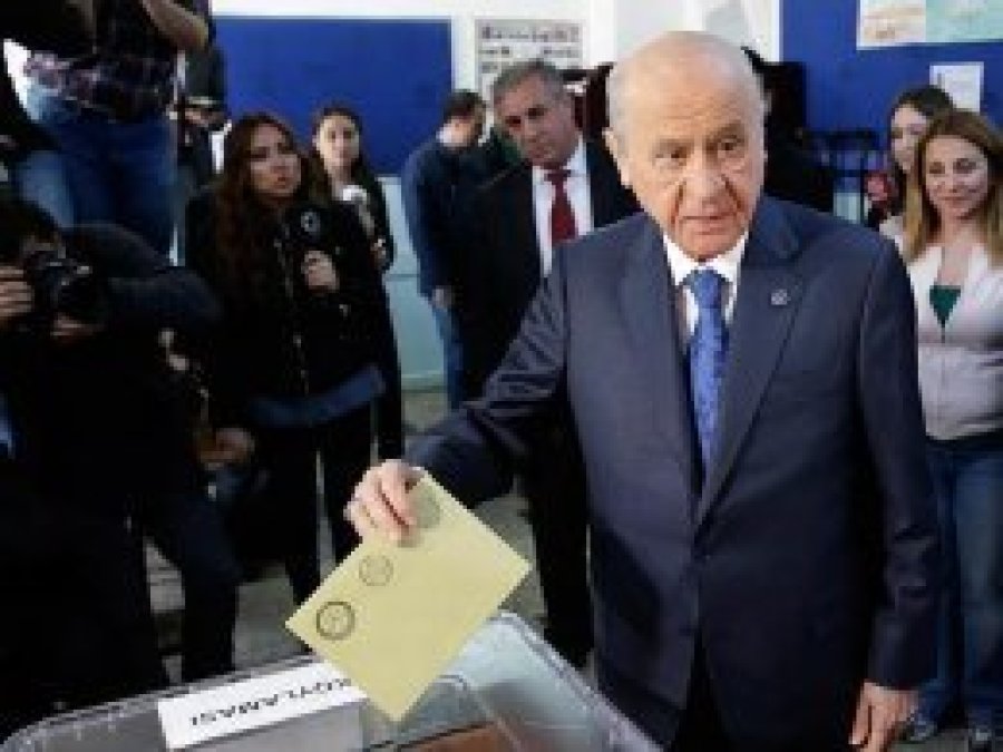 Türkiye'de siyaset yeni yapılanmaya gidecek'