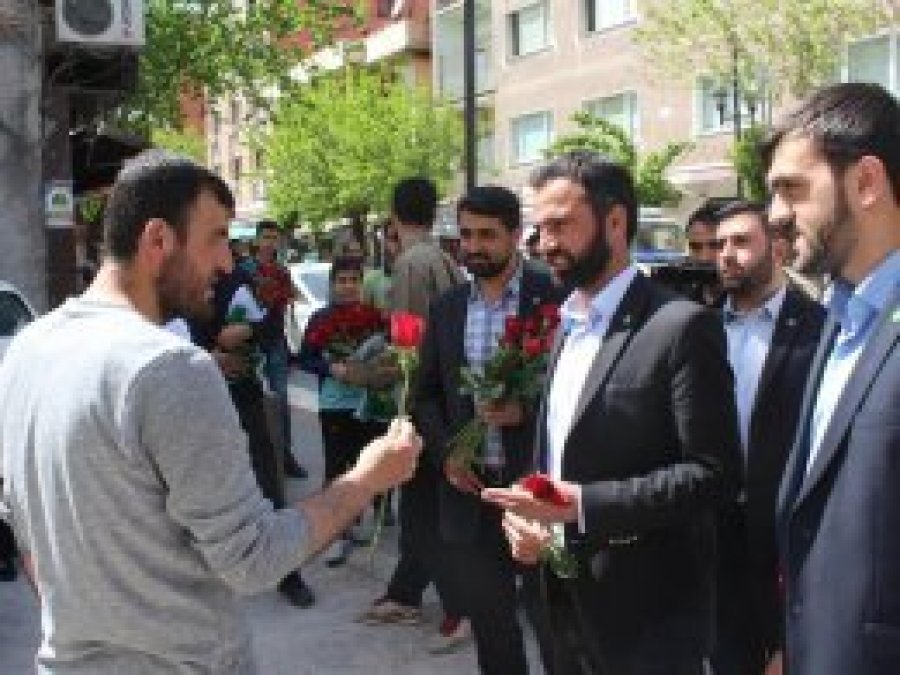 HÜDA PAR Gençlik Kolları gül dağıttı
