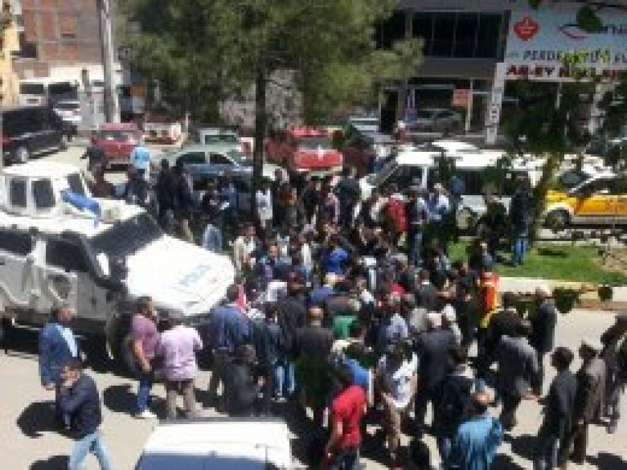 Polis zırhlı aracı çocuğa çarptı