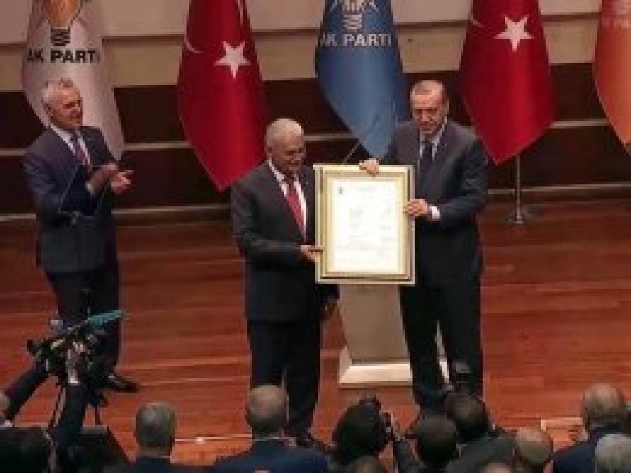 Cumhurbaşkanı Erdoğan AK Parti'ye üye oldu