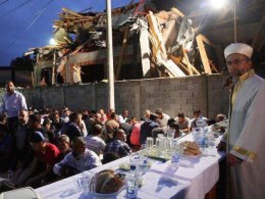 Sırbistan'da yıkık mescit inşaatı önünde iftar