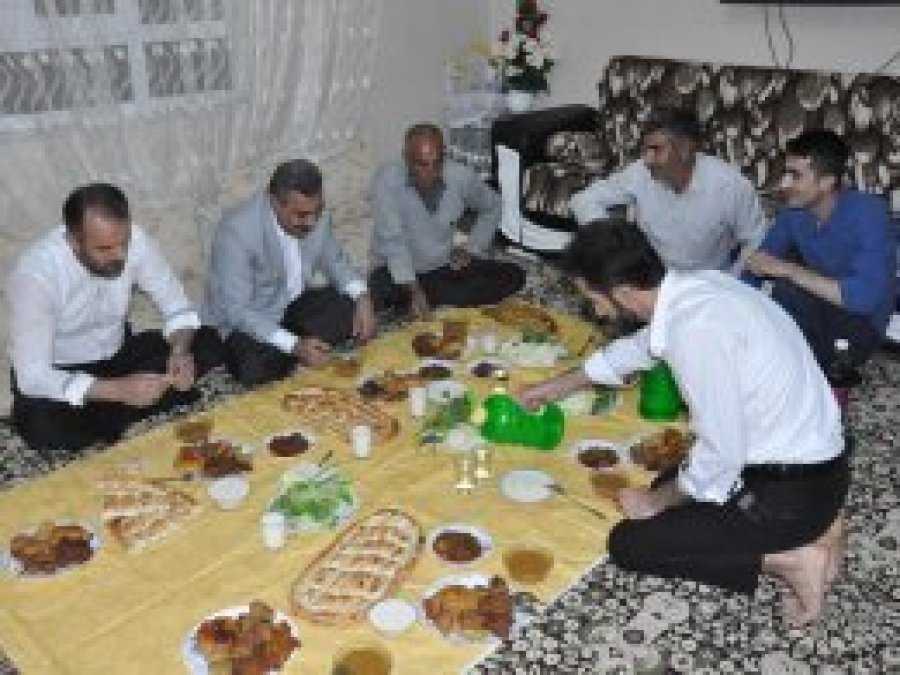 HÜDA PAR fakir ailelerle iftar açıyor