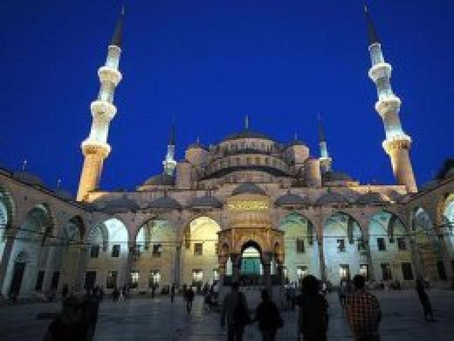'Kadir gecesi tüm insanlığın kadrini yücelten bir gecedir'