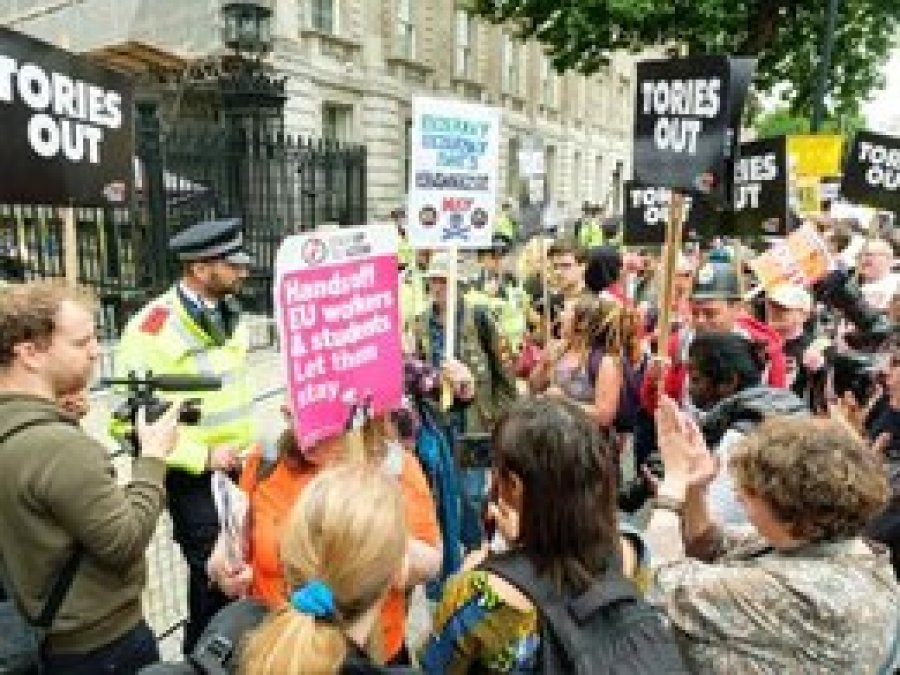 İngiltere'de May'a protesto
