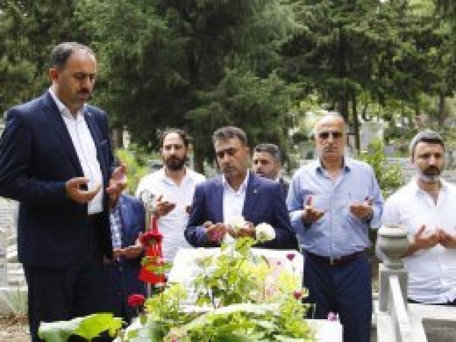 HÜDA PAR 15 Temmuz şehitleri kabirlerini ziyaret etti