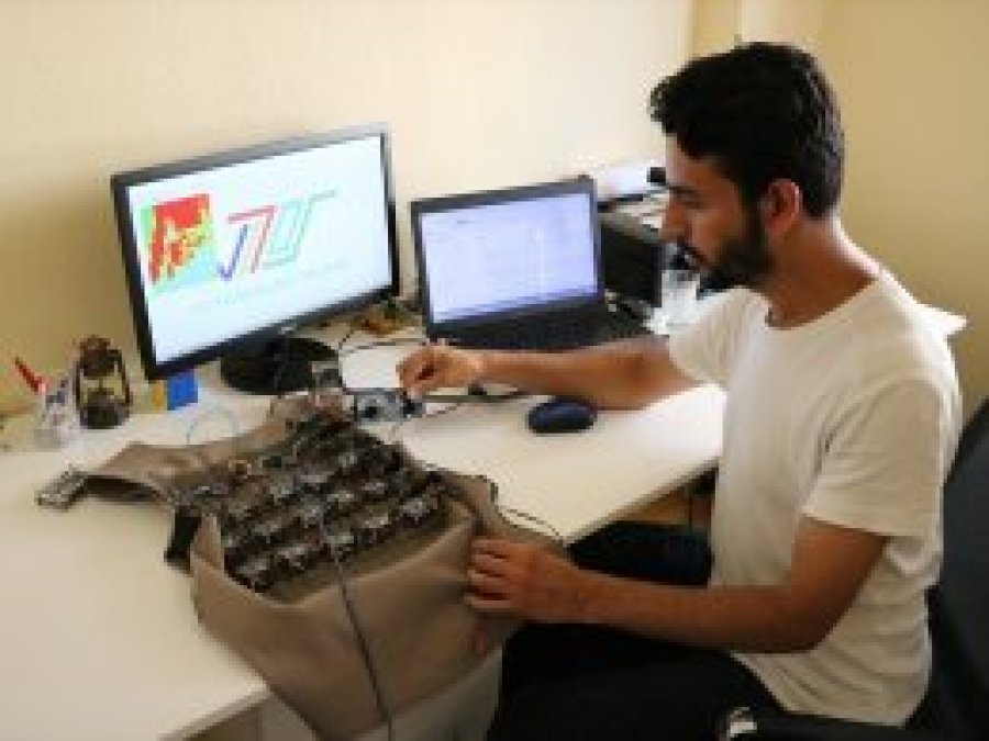Görme engelliler için yelek tasarladı 