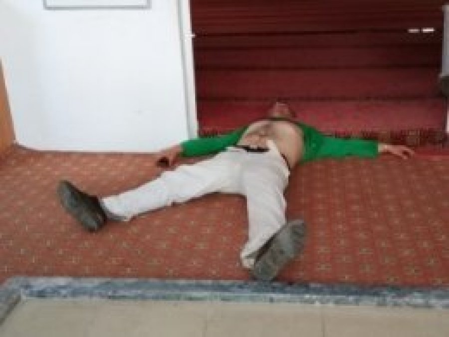 Camide namaz kıldıran imama ve cemaate saldırdı