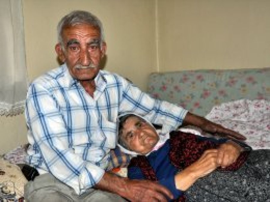 Felçli eşine 'bebek' gibi bakıyor