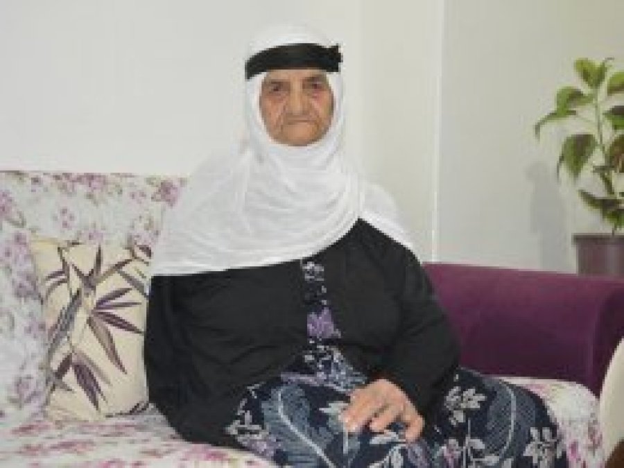 Tek kolu ile yaşayan ninenin imrendiren tevekkülü