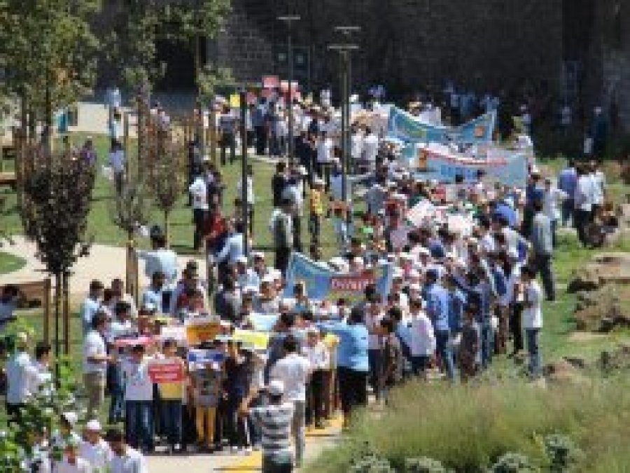 Diyarbakır'da çocuklar namaz için yürüdü