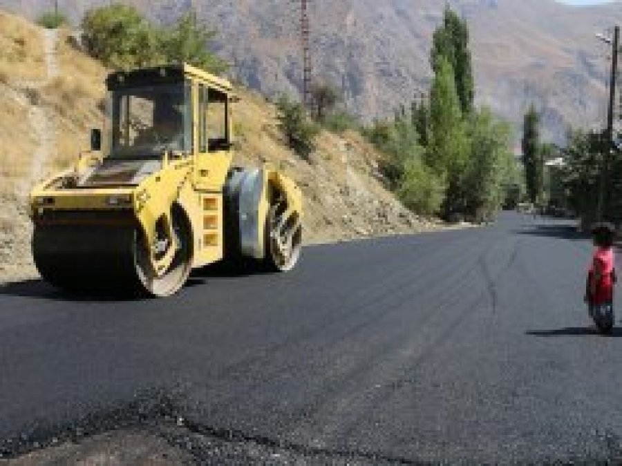 Hakkari'nin Mahalle yolu ilk defa asfalt yapıldı