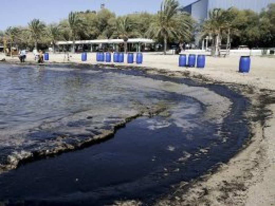 Atina sahilleri petrolle kaplandı