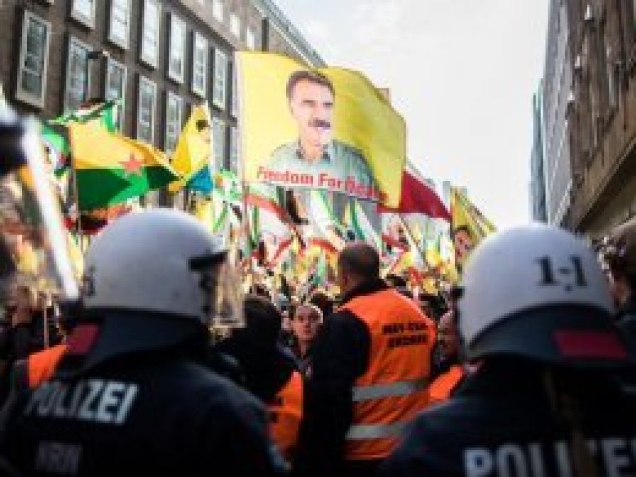 Köln polisi: Öcalan posterine izin yok