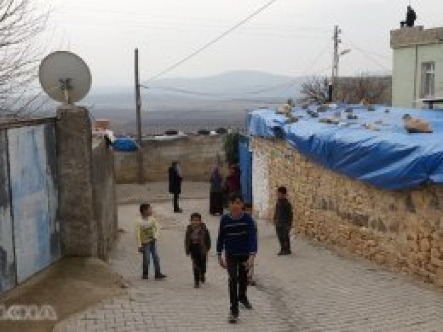 Sınır köyünde çocuklar bombardıman sesleri altında oyun oynuyor