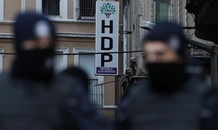 HDP'li 7 belediye başkanı polis baskınıyla gözaltına alındı