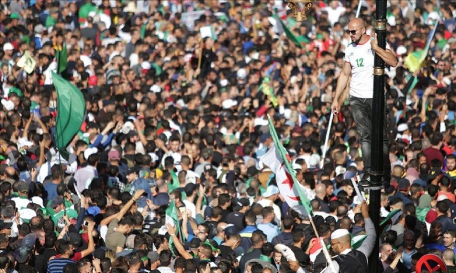 Cezayir'de Salih'in ölümünün ardından halk hareketinin akıbeti tartışılıyor
