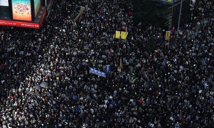Hong Kong'da yürüyüşe binlerce kişi katıldı