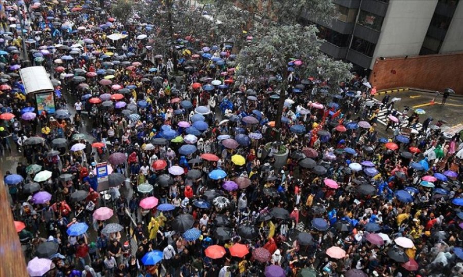 Kolombiya'da Hong Kong'taki 'şemsiye devrimi'ne benzer görüntüler ortaya çıktı