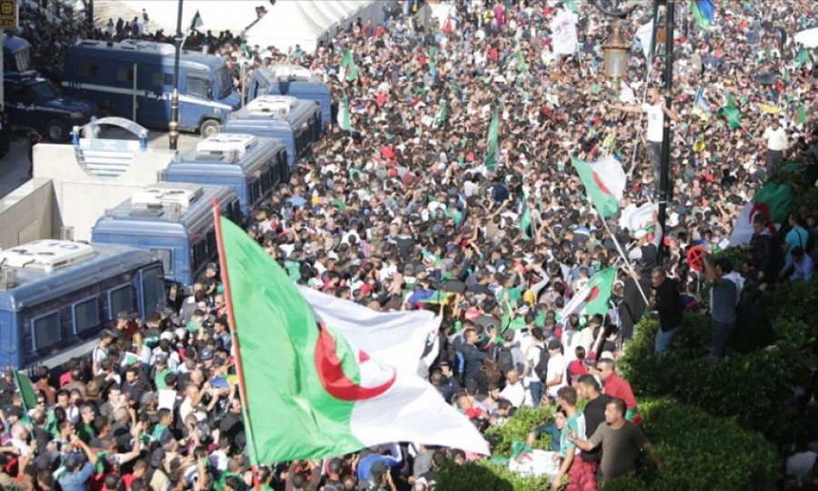Cezayir'de halk 'yönetim sisteminde köklü değişiklik' istiyor