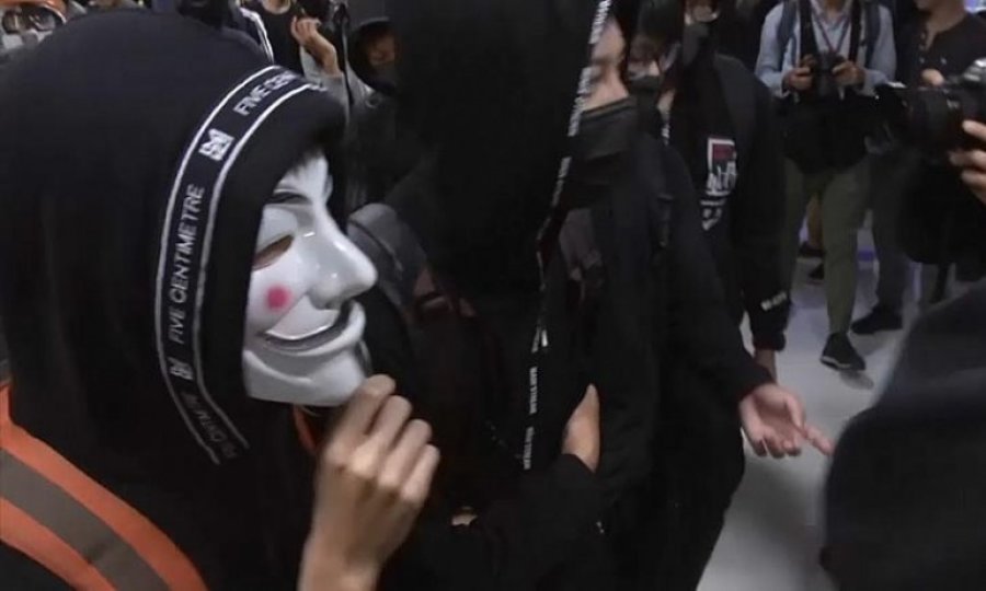 Hong Kong'da Çinli tüccarları protesto eden gençlere polis müdahalesi