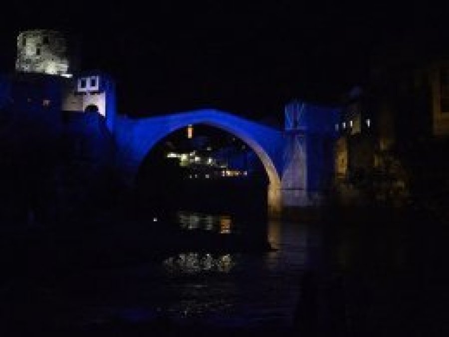 Mostar Köprüsü Yeni Zelanda için ışıklandırıldı