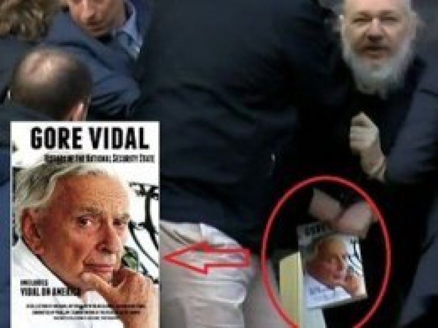 Assange'ın elindeki dikkat çeken kitap