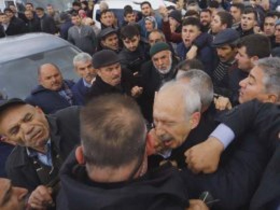 Kılıçdaroğlu'na cenazede saldırı