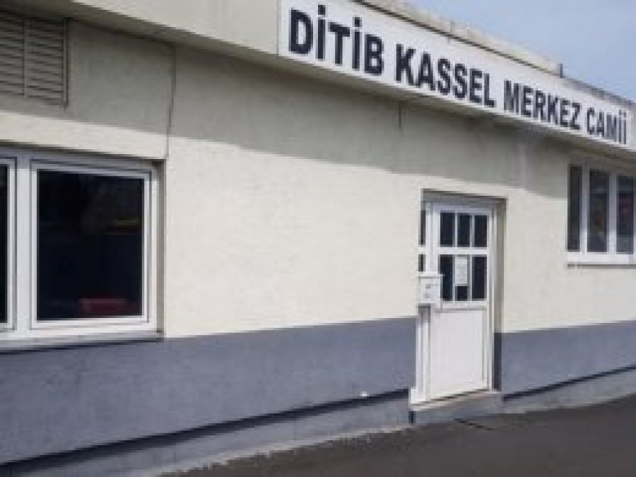 Kur'an-ı Kerim'i yırtıp tuvalete attılar camları kırdılar