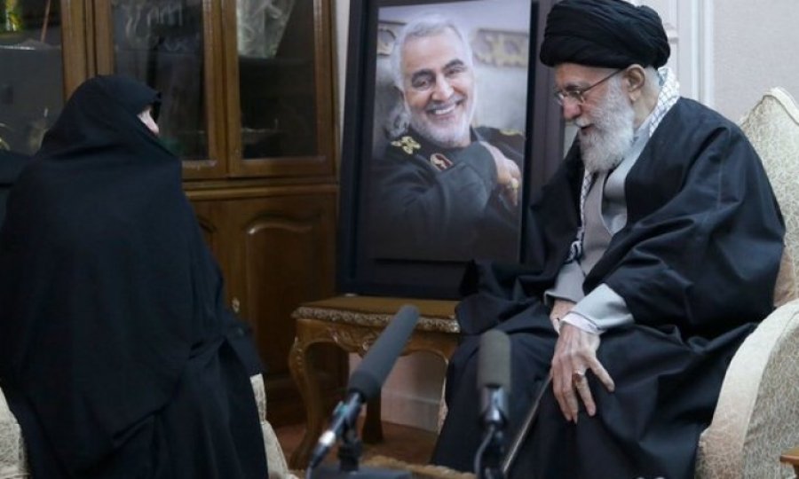Hamaney'den Şehid Kasım Süleymani’nin evine taziye ziyareti