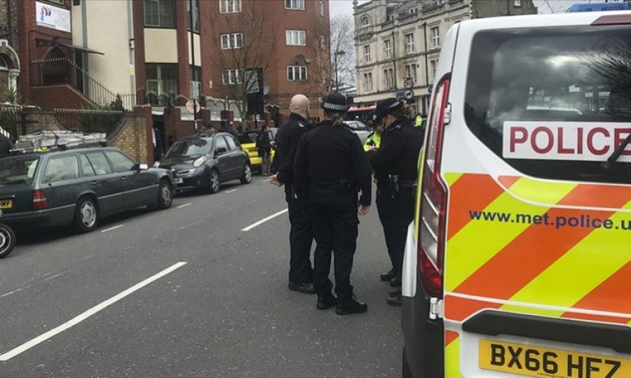 Londra'da cami yakınındaki binada İslam karşıtı sloganlara soruşturma