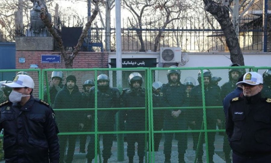 İran'dan İngiltere Büyükelçiliğini kapatılabileceği sinyali