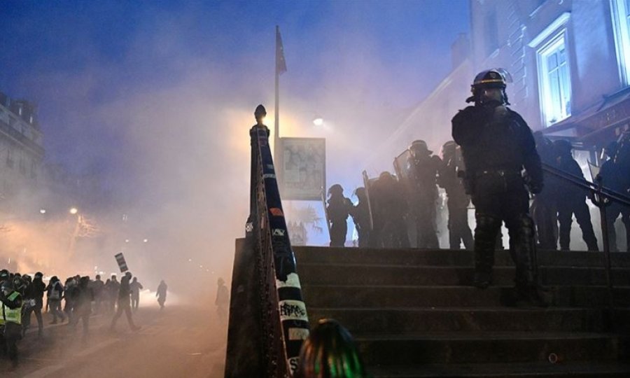 Fransa'da emeklilik reformunu protesto gösterilerinde 13 gözaltı