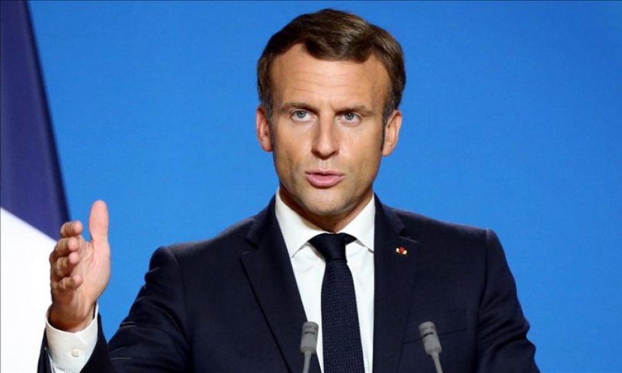 Macron'un İslam'ı hedef alması Fransa'da başörtü karşıtlarını harekete geçirdi