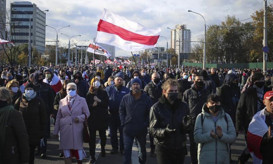 Müdahale tehdidine rağmen Belarus'ta on binler sokağa çıktı