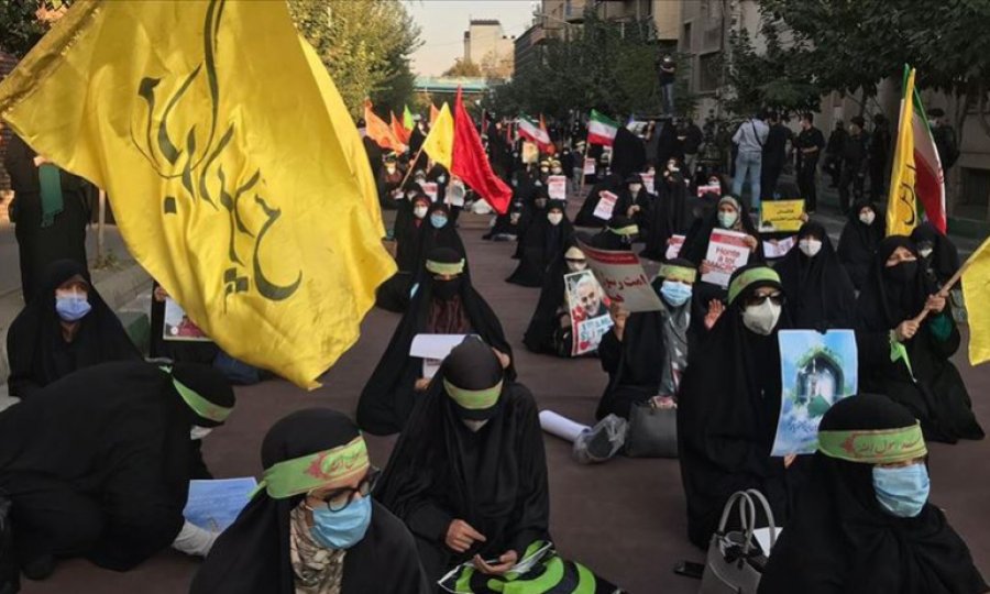 Tahran'da Fransa'nın İslam karşıtı tavrı protesto edildi
