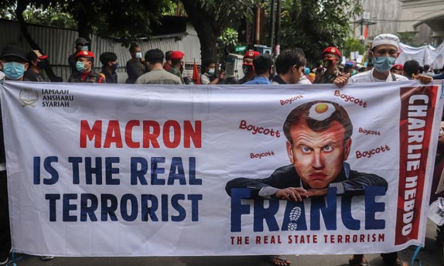 Macron’un popülaritesi yurt dışındaki tepkilere rağmen 8 puan arttı