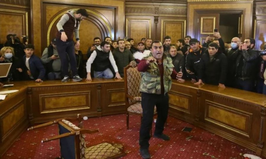 Ermenistan'da halk anlaşmaya öfkeli: Hükümet binası basıldı